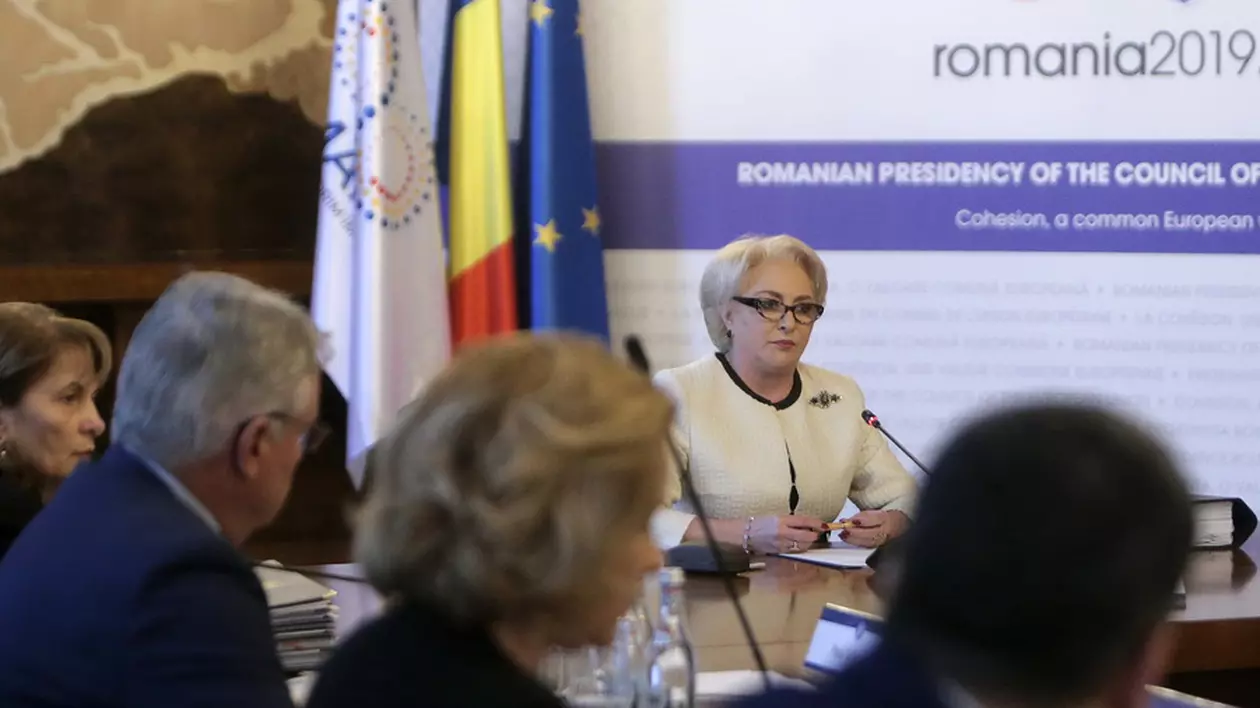 OFICIAL: Bugetarii vor avea două minivacanțe de câte cinci zile, de Crăciun și Revelion! Dăncilă: "Pensiile se plătesc înainte de Sărbători"