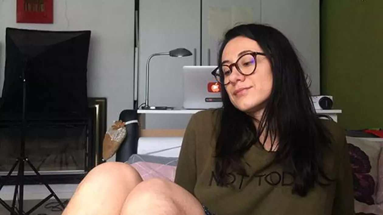 Vloggerița neepilată, luată la mișto de autorul "Suge-o, Ramona"