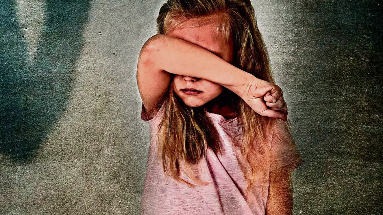 Învinovățirea victimelor! 12 judecători români au considerat că dacă fetele minore violate nu au spus părinților, tăcerea e dovada că și-au dat consimțământul pentru sex