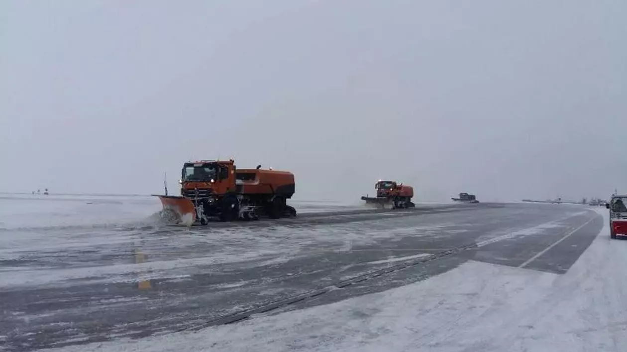 Aeroportul din Iași, blocat din cauza viscolului