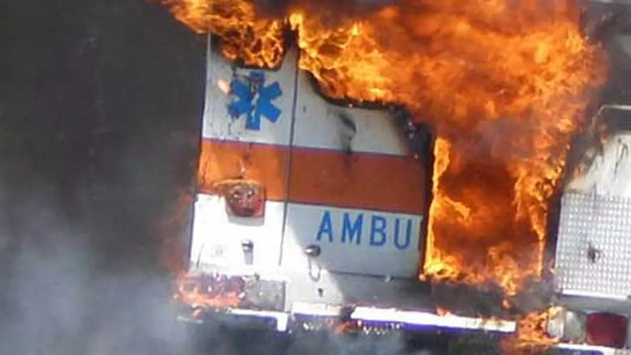 O ambulanță a luat foc după ce s-a întors dintr-o misiune