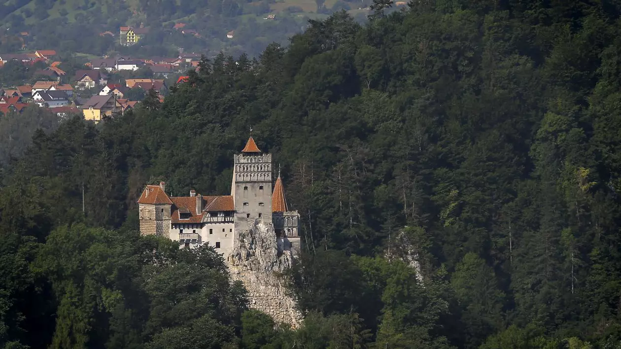 castelul bran vazut de sus, in mijlocul padurii
