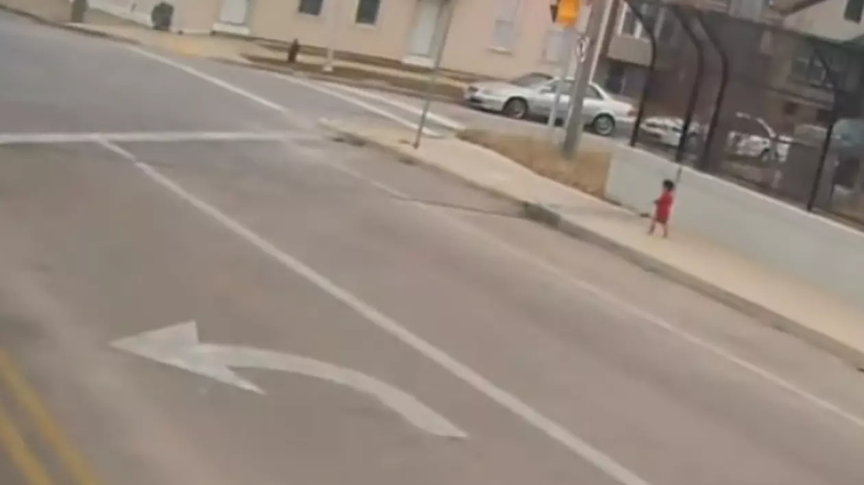 O șoferiță de autobuz a salvat o fetiță care fugea în picioarele goale pe străzi