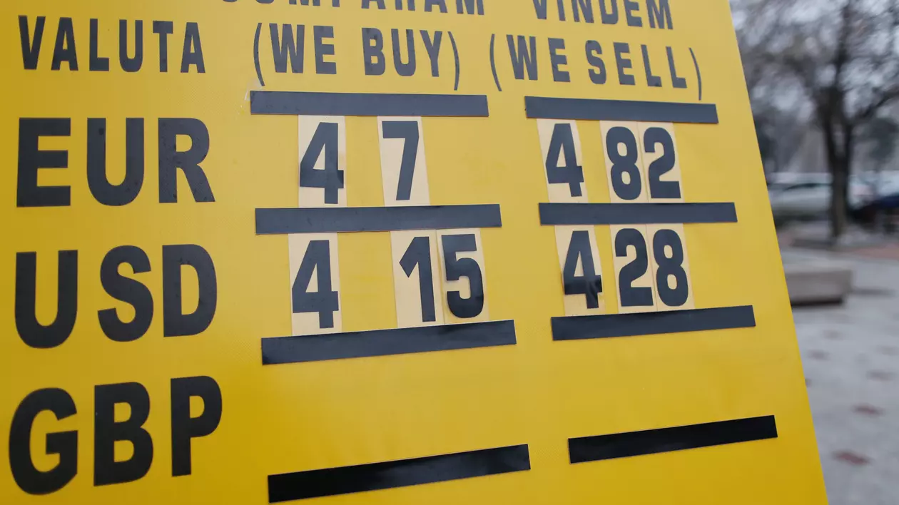 Creșterea euro, pe înțelesul tuturor: la o rată de 300 de euro, plătim 960 de lei în plus pe an, la un Logan dăm 1.960 de lei în plus. De ce scade leul. Panou cu cursul de schimb valutar