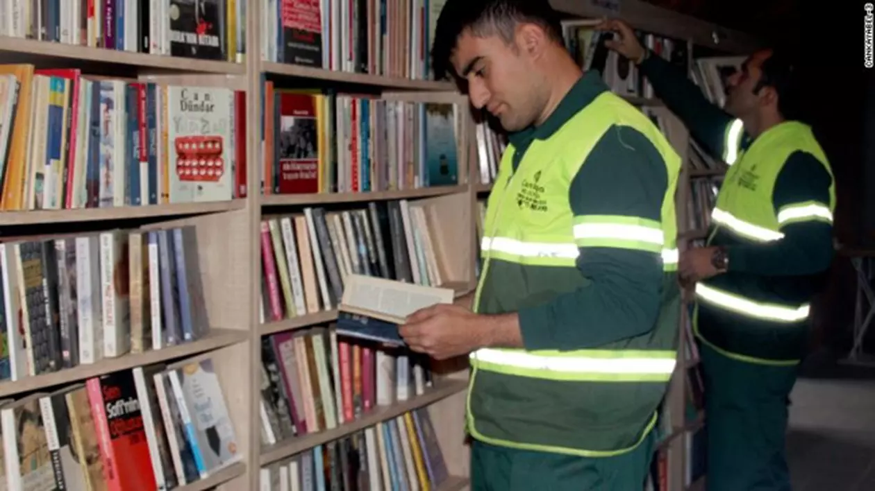 Gunoierii din Ankara au făcut o bibliotecă din cărțile aruncate de alții. Câte mii de volume au strâns foto: www.edition.cnn.com