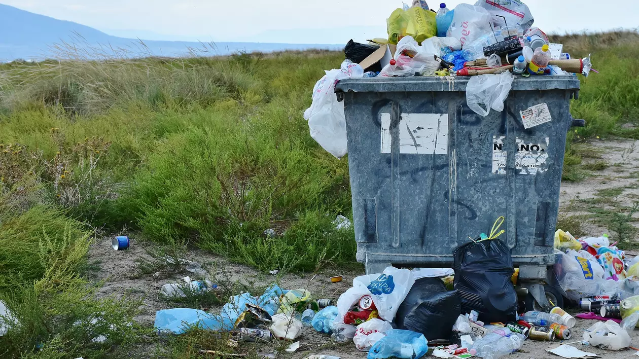 Cum a fost sancționat un român din Sicilia care a aruncat gunoi pe stradă
