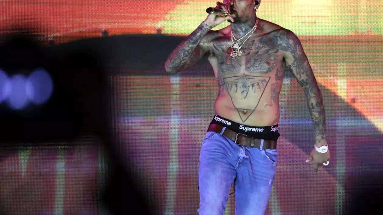 Chris Brown a fost arestat la Paris. Cântărețul este acuzat de viol