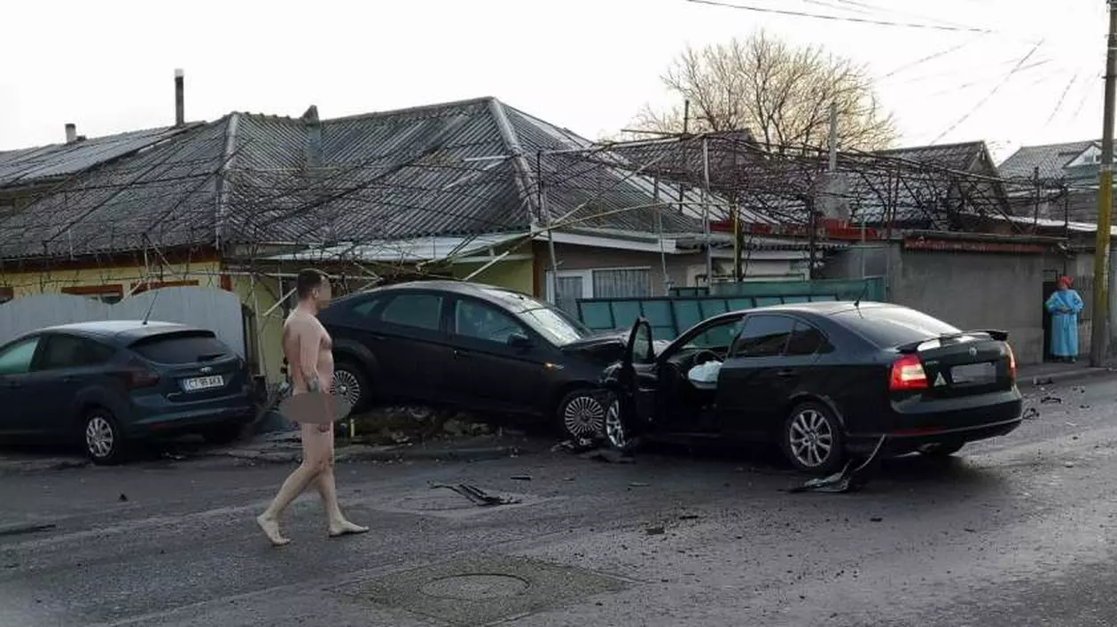 Un bărbat complet dezbrăcat a produs un accident auto în Constanța!