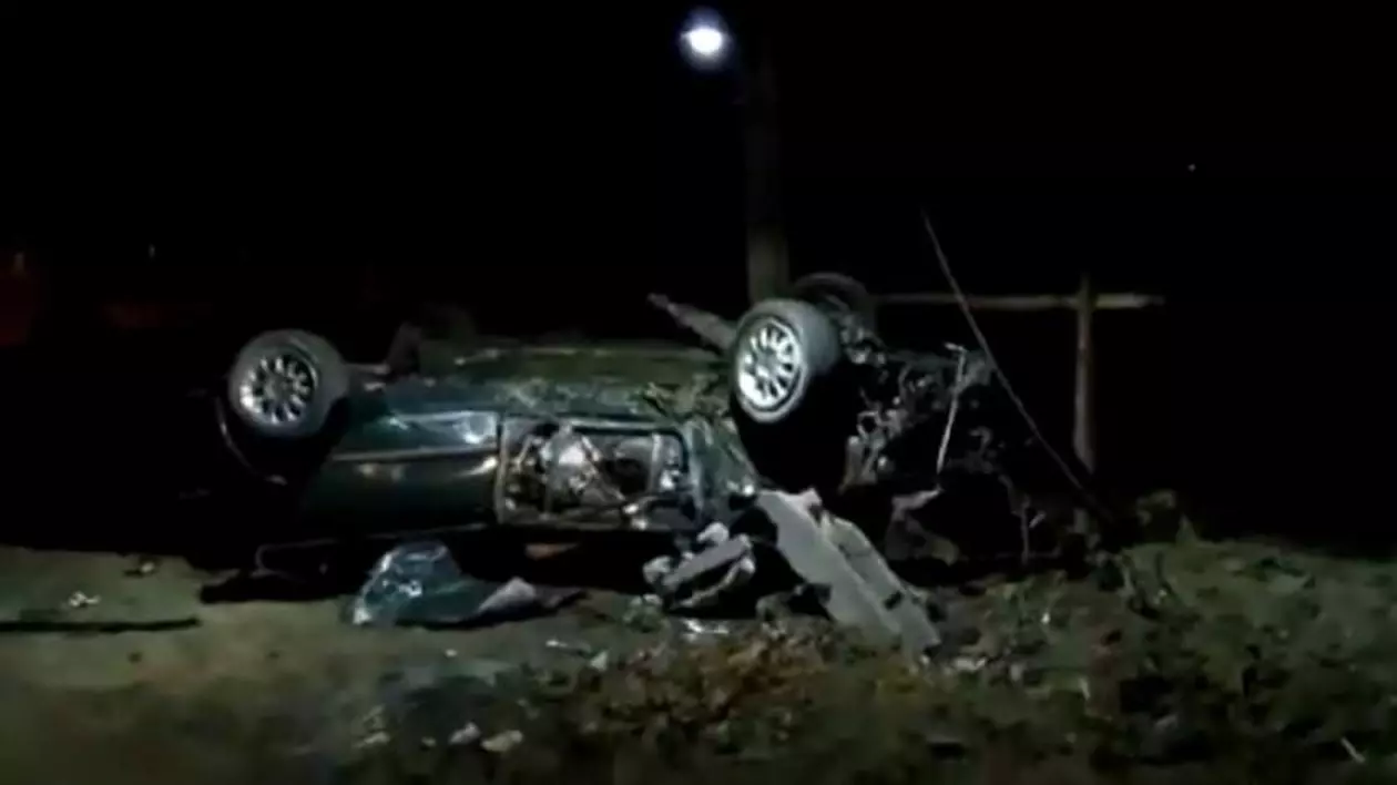 Un tânăr de 31 de ani a murit, după ce a lovit un cap de pod şi s-a rostogolit 40 de metri cu maşina