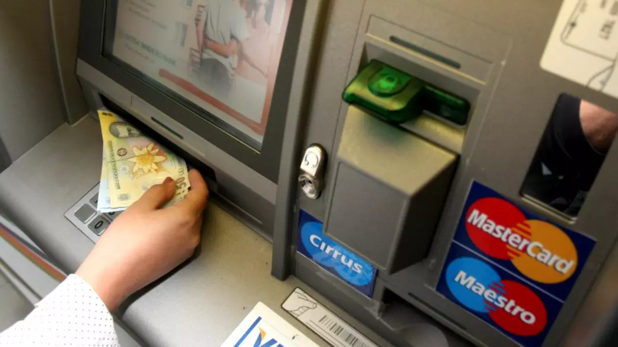 Un bărbat din Botoşani a furat cardul unui coleg. O persoană scoate bani dintr-un bancomat