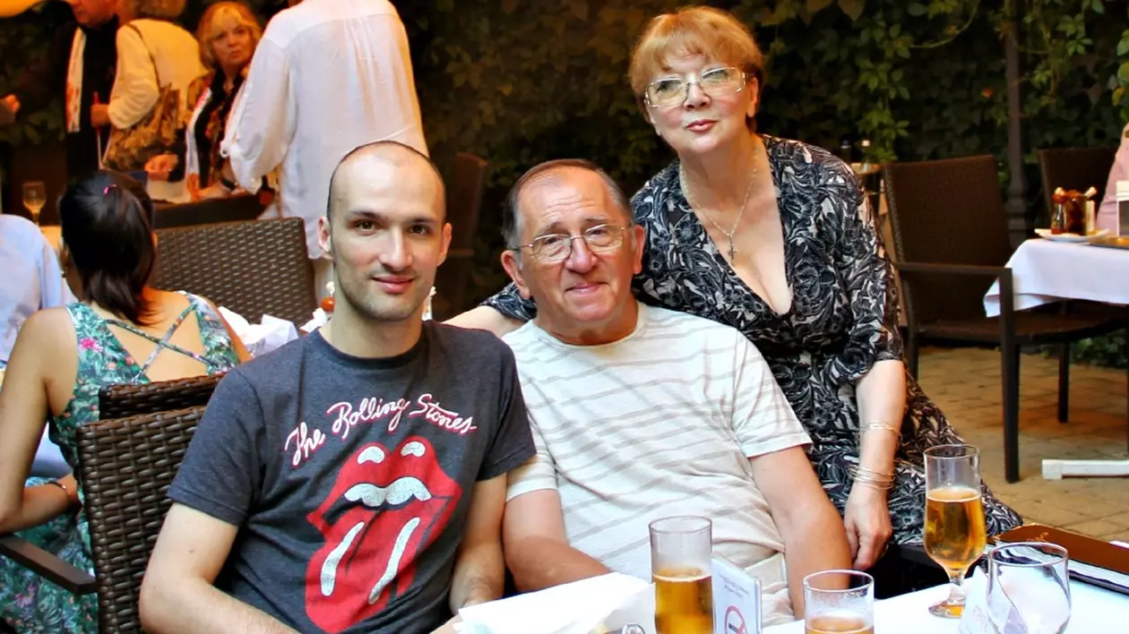 Virgil Ogășanu dansează cum îi cântă fiul. Mihai Ogășanu a scris muzica pentru piesa de teatru în care joacă tatăl său