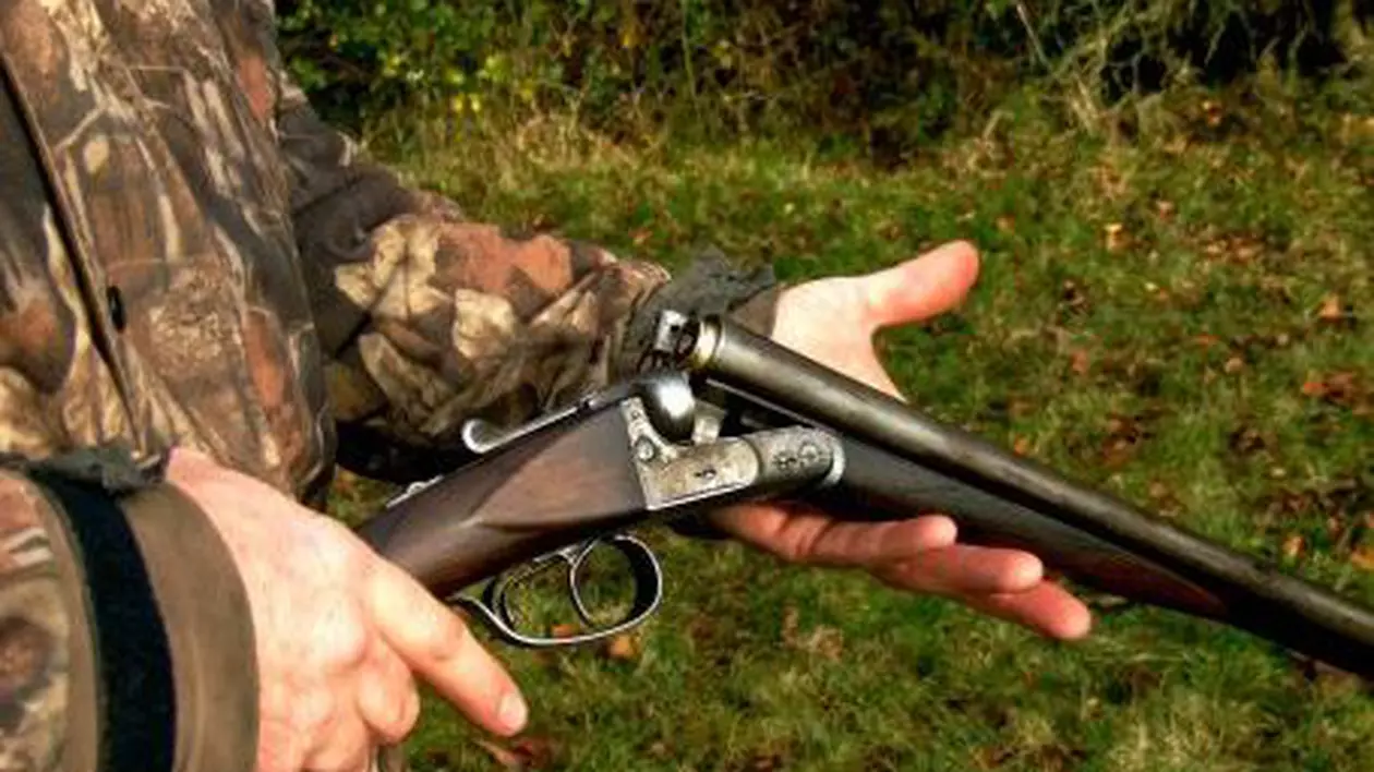 Un vânător din Dâmbovița s-a împușcat în genunchi. Vânător cu arma în mână, descărcată