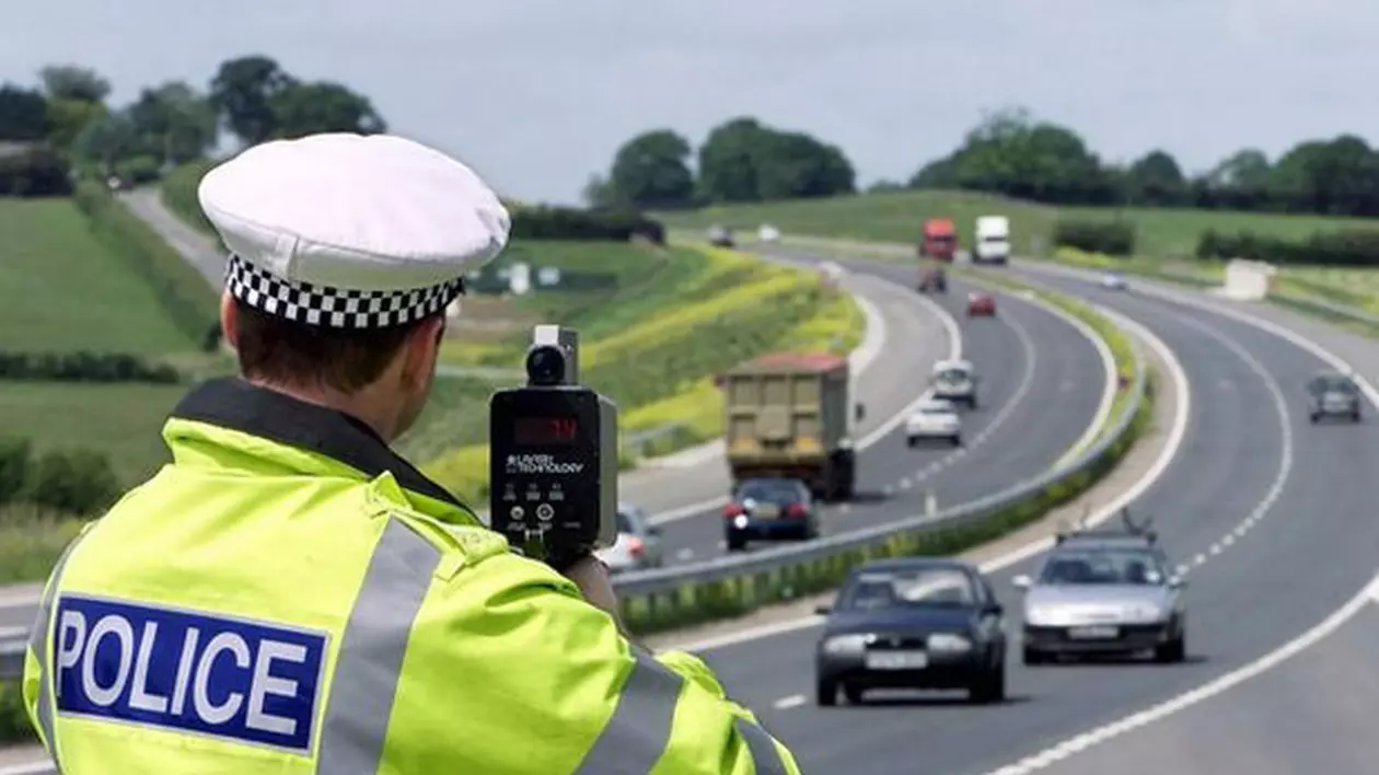 Șofer rămas fără permis după ce a condus cu 236 km/h pe drum cu limită de viteză de 60 km/h