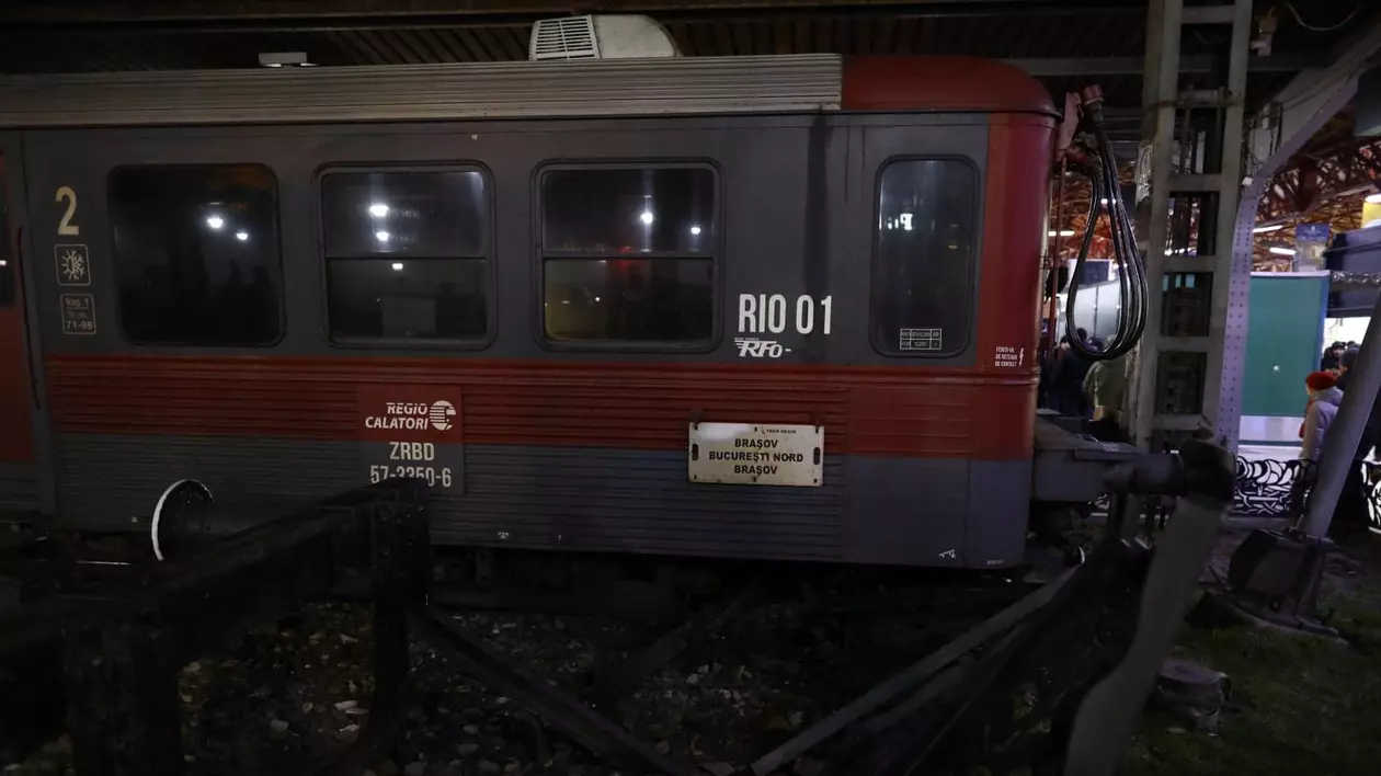 FOTO | Incident grav în Gara de Nord! Un tren nu a frânat la timp și aproape a intrat pe peronul central