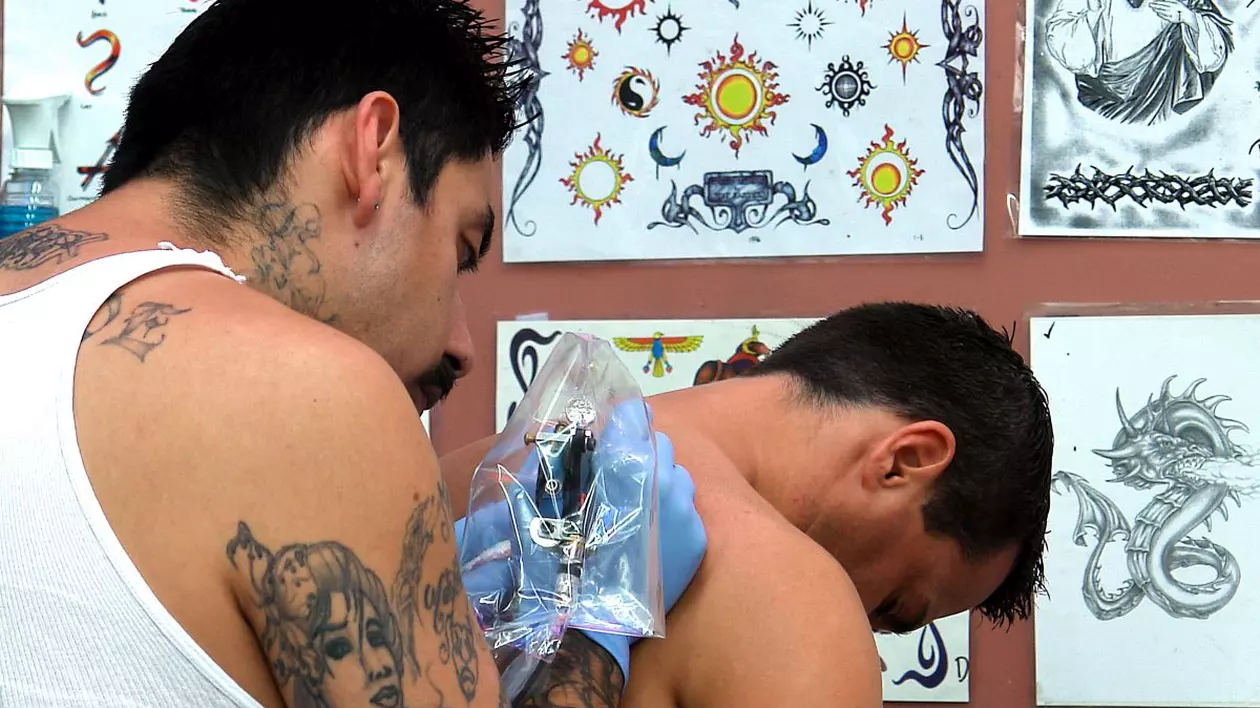 FOTO | Ce și-a tatuat pe piept și burtă un bărbat care încearcă să-și recâștige soția care l-a părăsit