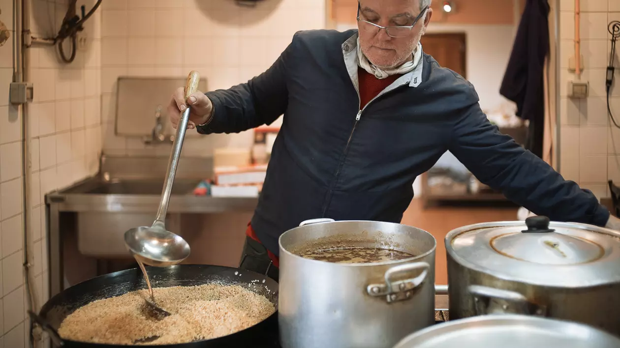 Ospătar în România, patron de restaurant în Spania! Povestea unuia dintre cei 3,5 milioane de români din diaspora