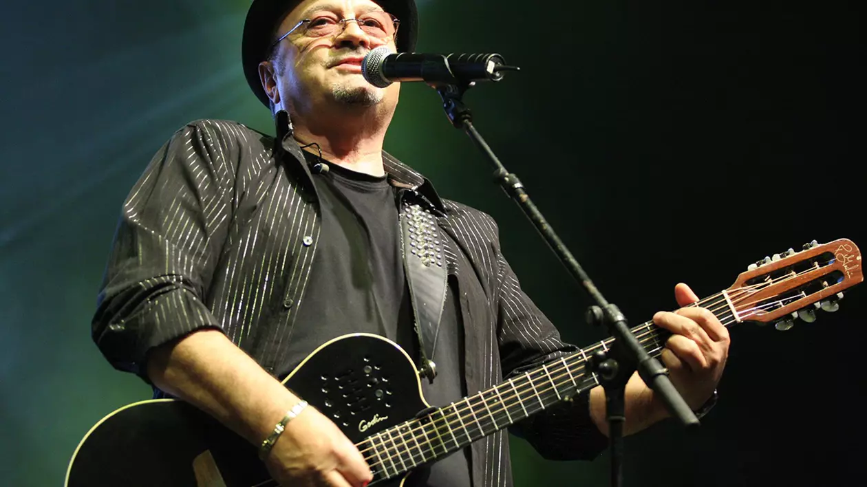 Mircea Baniciu ține concerte în sufragerie. Primește 20 de spectatori și fiecare plătește 200 de lei pe bilet