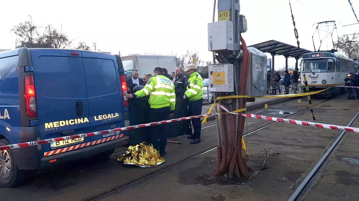 STB: Un bărbat din București a murit după ce a fost împins în fața tramvaiului de un om al străzii!