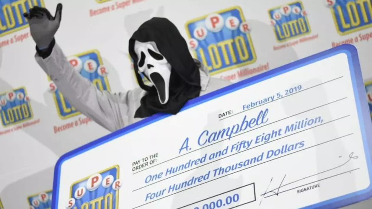 Un câștigător la Loto și-a ridicat premiul de 1,17 de milioane de dolari purtând un costum horror