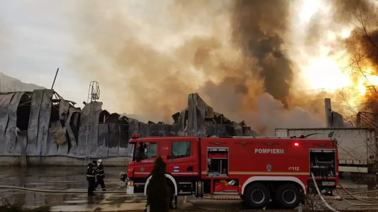 Incendiul de la fabrica de condimente din Alba Iulia nu a fost stins nici după 24 de ore! Cum arăta locul azi-noapte (FOTO&VIDEO)