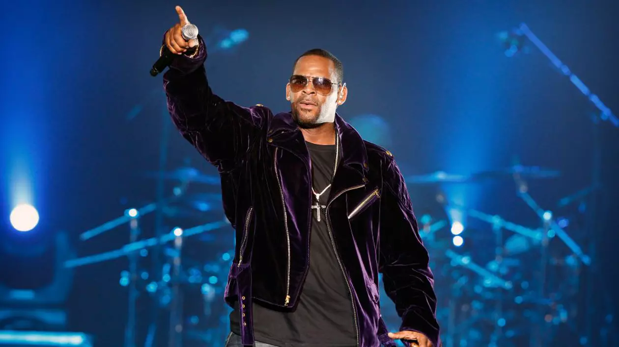 R. Kelly s-a predat autorităţilor după ce a fost acuzat de agresiune sexuală