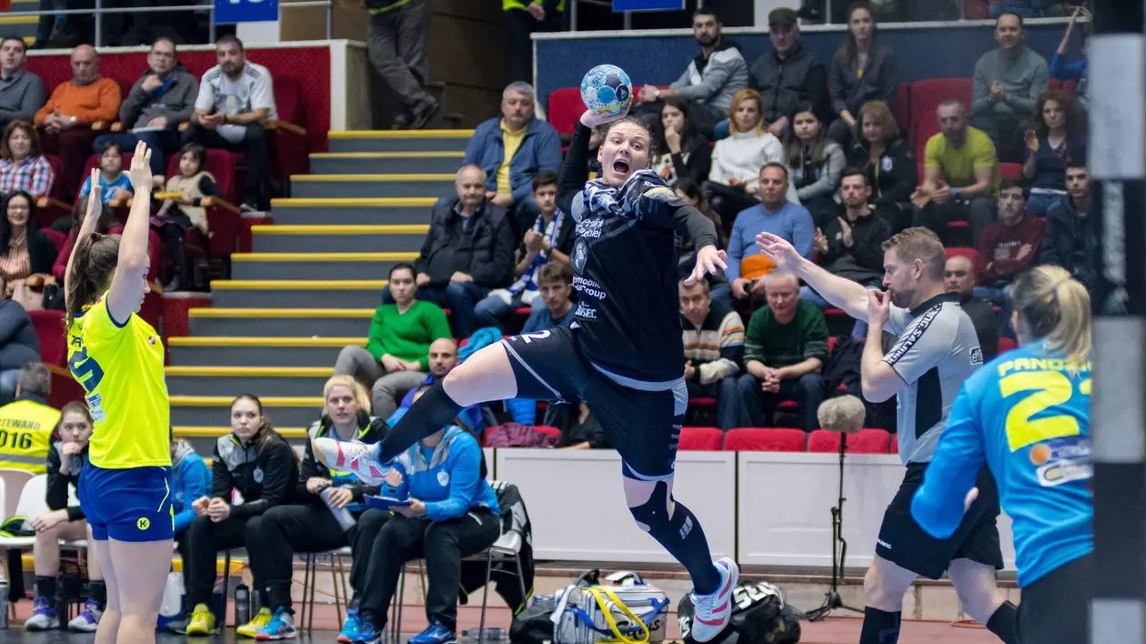 VIDEO / SCM Rm. Vâlcea - CSM București 29-30. În ciuda eșecului, oltencele, ca și campioane în Liga Națională de handbal