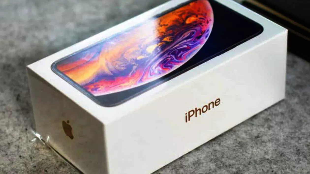 O tânără din Craiova a vrut să-și cumpere un iPhone XS și a găsit plastilină în cutia telefonului