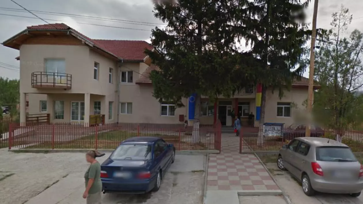 Un consilier local susține că a fost bătut într-o ședință din Gorj. S-a lăsat și cu un geam spart