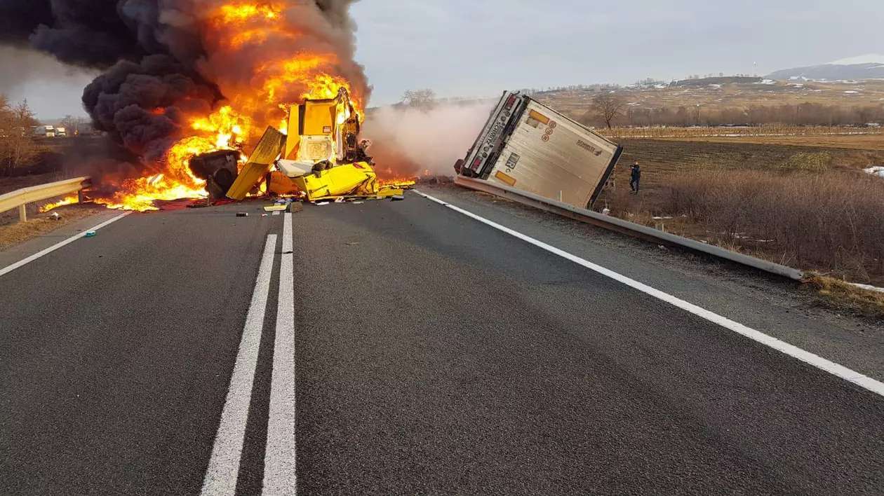 Două TIR-uri s-au ciocnit și au luat foc în Caraș-Severin. Șoferii au murit