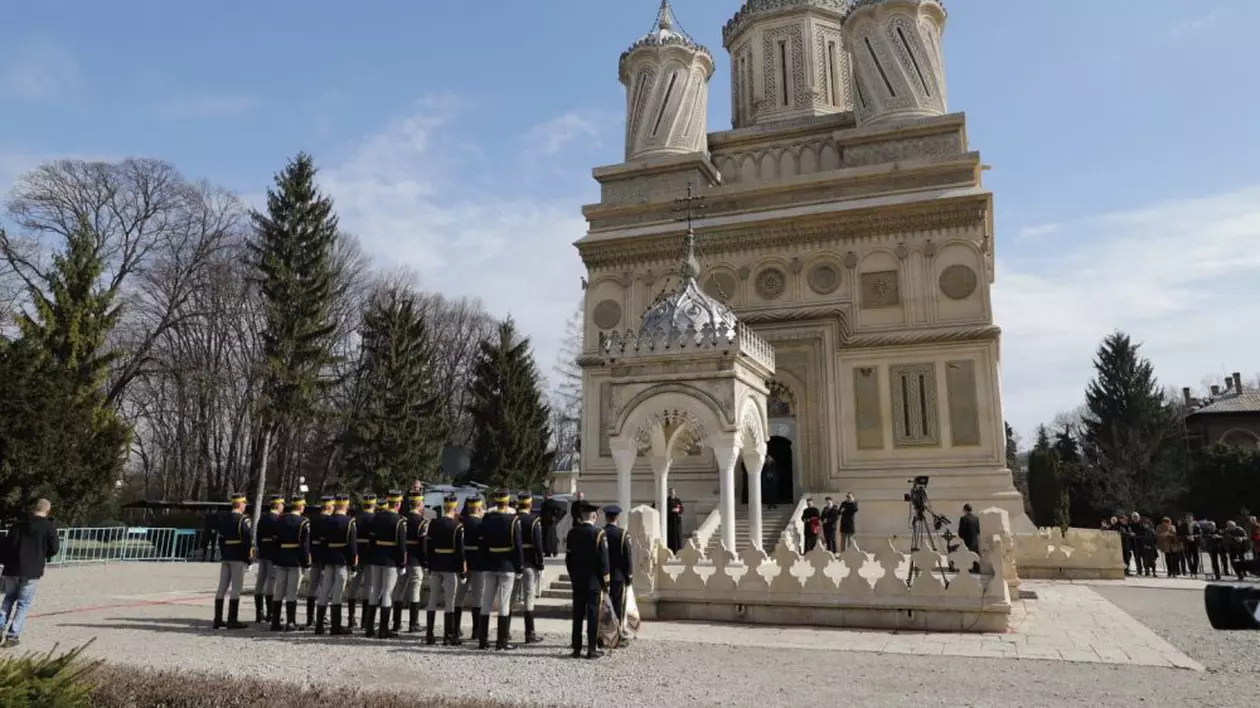 UPDATE | Ceremonia de reînhumare a Regelui Carol al II-lea s-a înheiat la Noua Catedrală Arhiepiscopală şi Regală de la Curtea de Argeş