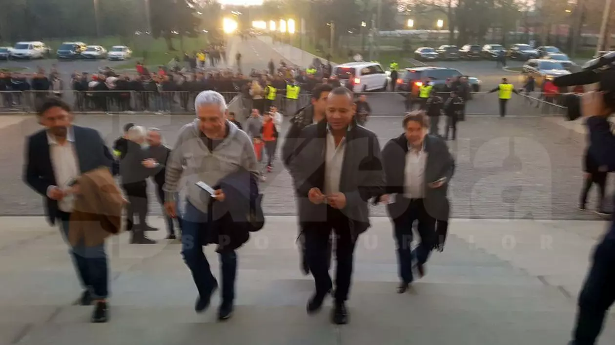 FCSB - CSU Craiova, meci încins de memoriul depus de olteni la FRF. Tatăl lui Neymar, agentul Pini Zahavi și antrenorul Eusebio Di Francesco, la meci!
