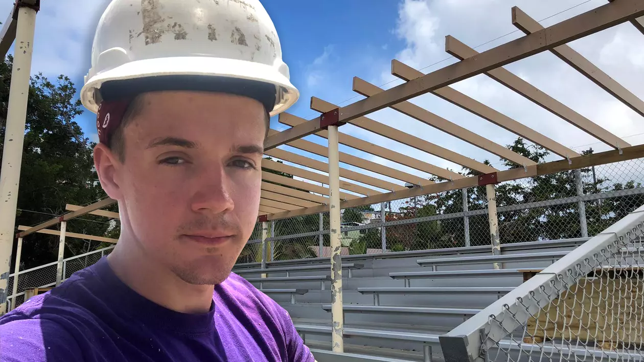 JURNAL DE VOLUNTAR/ Andrei Crețu, românul care lucrează în Caraibe la reconstrucția caselor distruse de uragane. «Am refăcut arena legendei insulei»