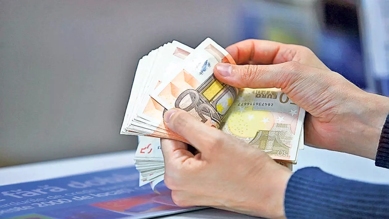 Euro va ajunge la 4,85 lei, potrivit analiștilor de la CFA România. Teanc de euro numărat