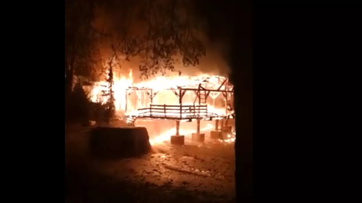 Incendiu masiv la un complex de agrement din Târgu Mureș. A fost pericol de explozie, fiindcă alimentarea cu gaze n-a putut fi oprită