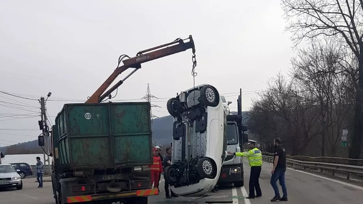 Mașină căzută de pe platformă, la Vâlcea. Era nou-nouță |FOTO