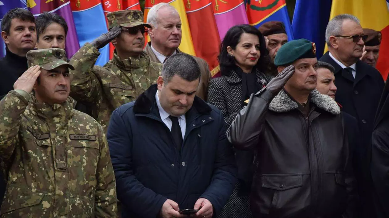 Ministrul Apărării, Gabriel Leş, și-a verificat telefonul în timp ce militarii întorşi din Afganistan îi dădeau onorul