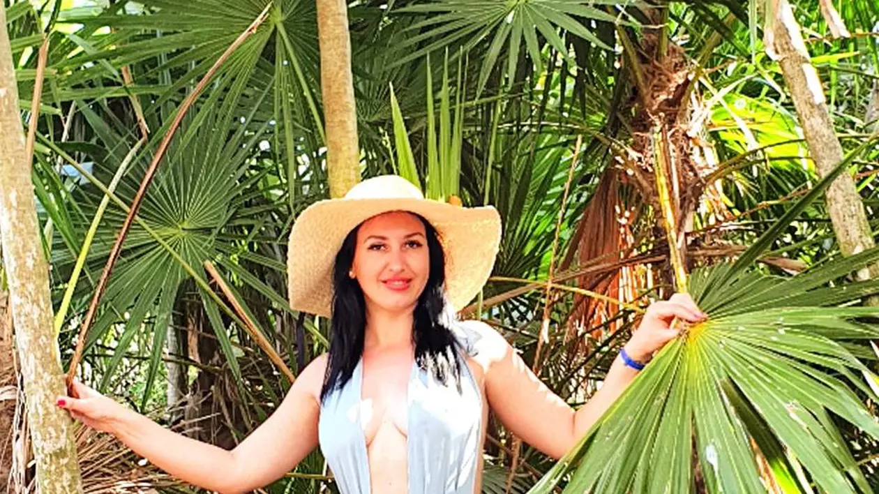 Mirela, de la Insula Iubiri, în cel mai minuscul costum de baie