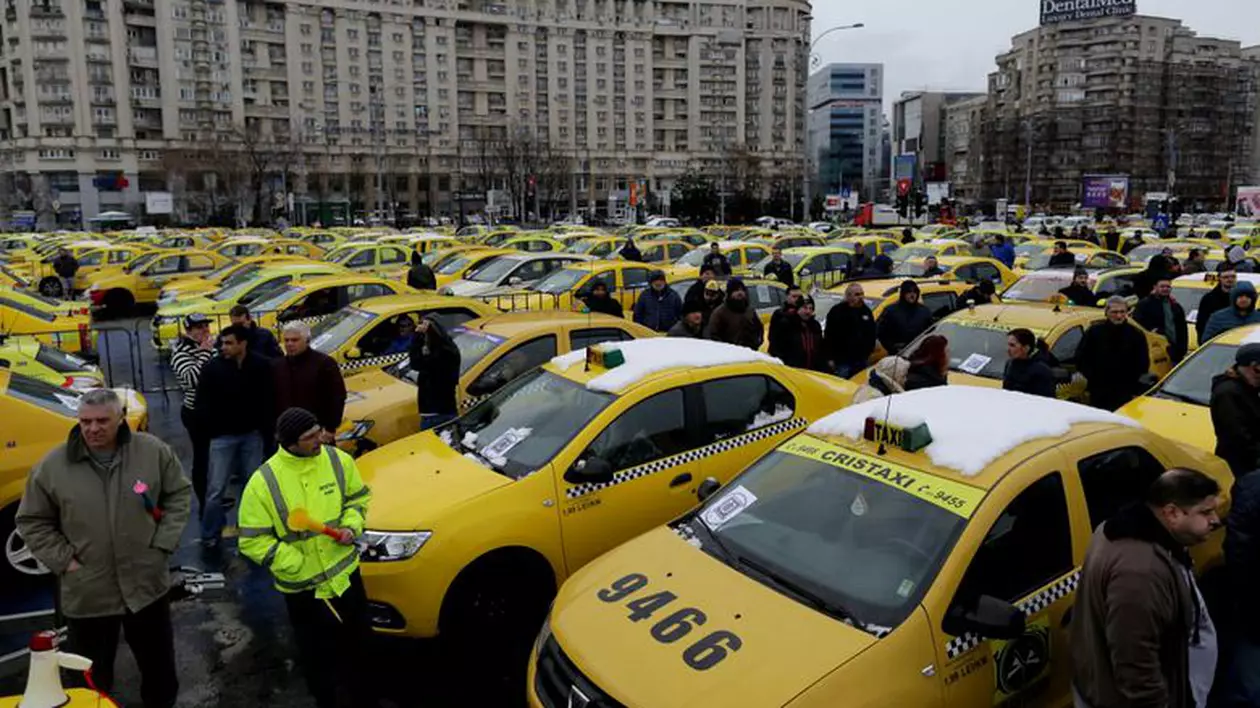 Transportatorii cer reglementări identice între taximetriști și șoferii Uber. Protest al taximetriștilor în fața Guvernului