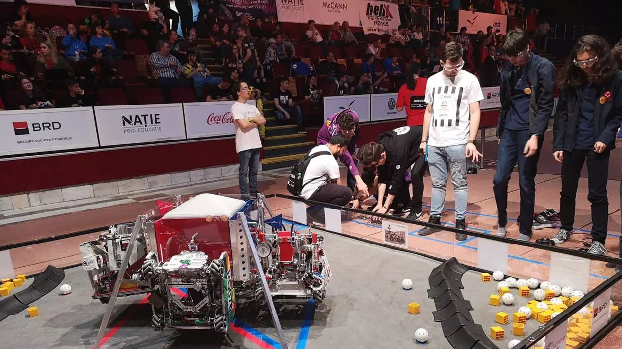 Campionatul de robotică pe licee se desfășoară la sala Polivalentă din Capitală. Imagini din filmele SF