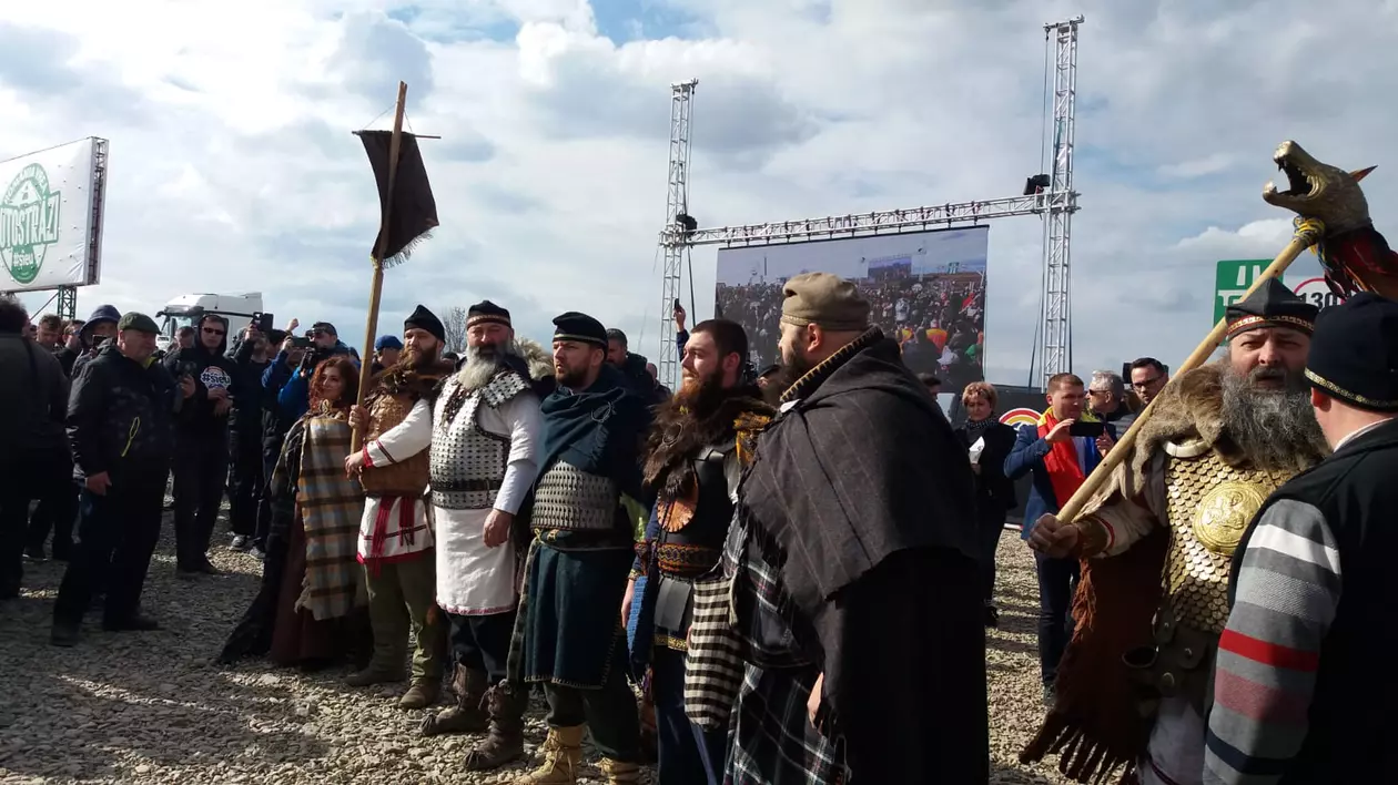 Mii de oameni, la inaugurarea singurului metru de autostradă din Moldova. Unii participanți sunt îmbrăcați în costume de daci