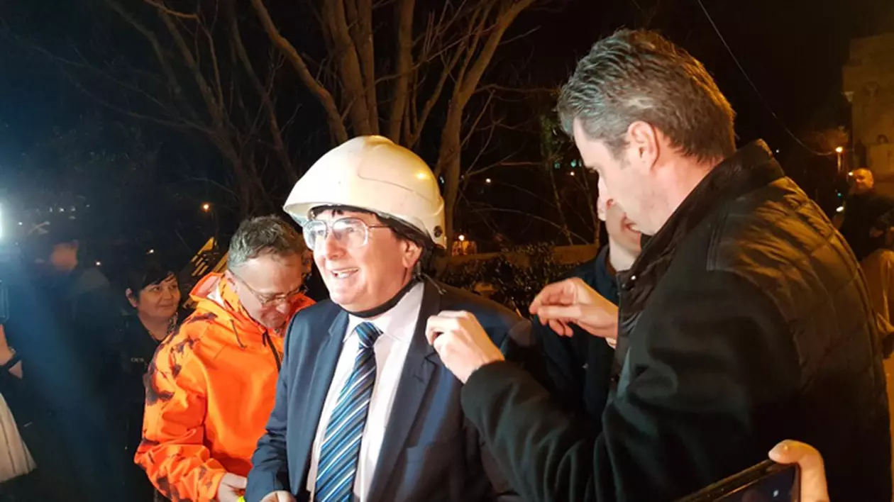UPDATE / Nicolae Robu a lăsat fără internet și Servicii ale Primăriei Timișoara, după ce a tăiat cablurile (FOTO)