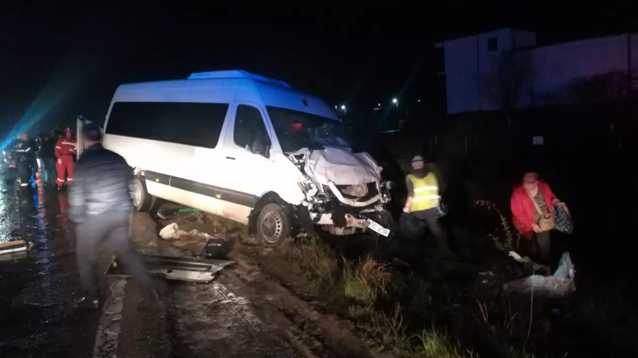 Accident între două microbuze, în judeţul Iaşi. 8 dintre cei 27 de pasageri au ajuns la spital
