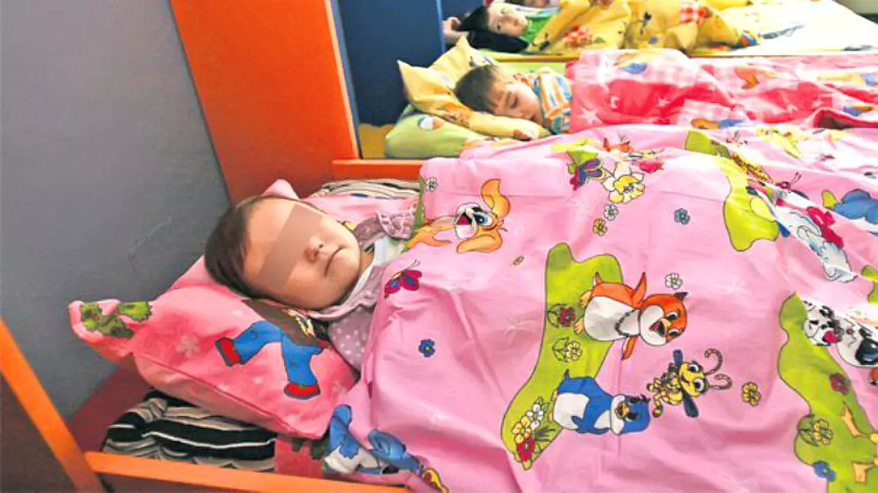 O fetiță ar fi primit substanțe ce i-au provocat somnolență la creșă din Gorj