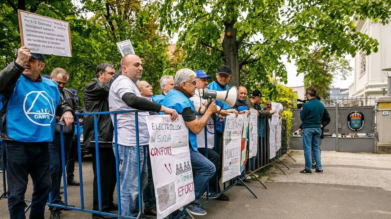 OPINIE | România - o ţară de doar doi lei. România, ţara muncii ieftine. Vasile Ernu, despre greva muncitorilor de la Electrolux Satu Mare