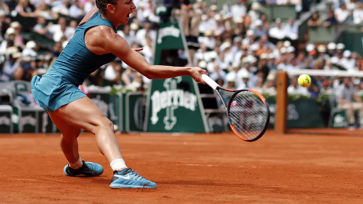 Simona Halep, returnând în timpul finalei câștigate la Roland Garros 2018. FOTO: EPA