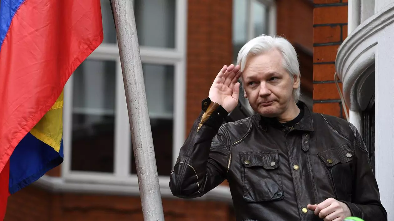OPINIE | Scriitorul Vasile Ernu, noua semnătură din paginile Libertății: „Arestarea lui Assange - devenim căței de companie ai Puterii sau câini de pază ai libertății?”