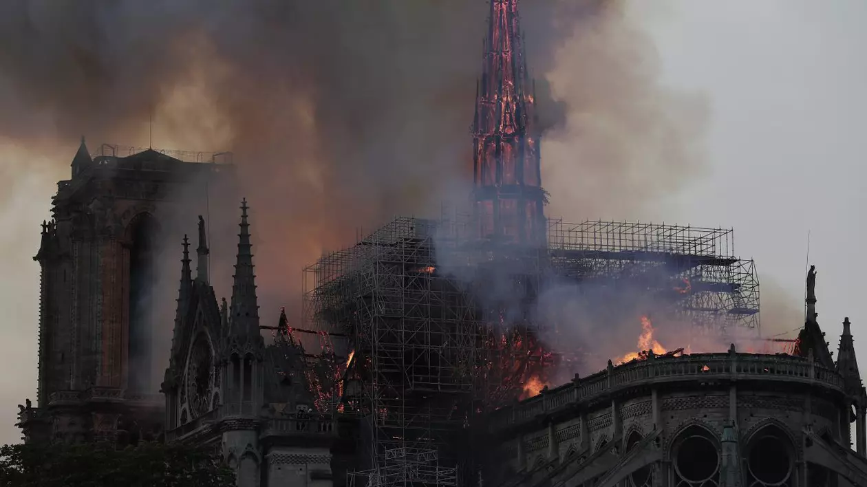 EXCLUSIV | Corespondență din Paris de la Oana Moisil: ”Aici arde Notre-Dame! Pe tot coridorul de la etajul meu miroase tare a ars”