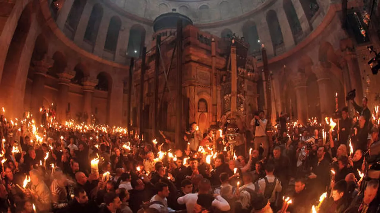 Lumina Sfântă în Biserica Sfântului Mormânt din Ierusalim
