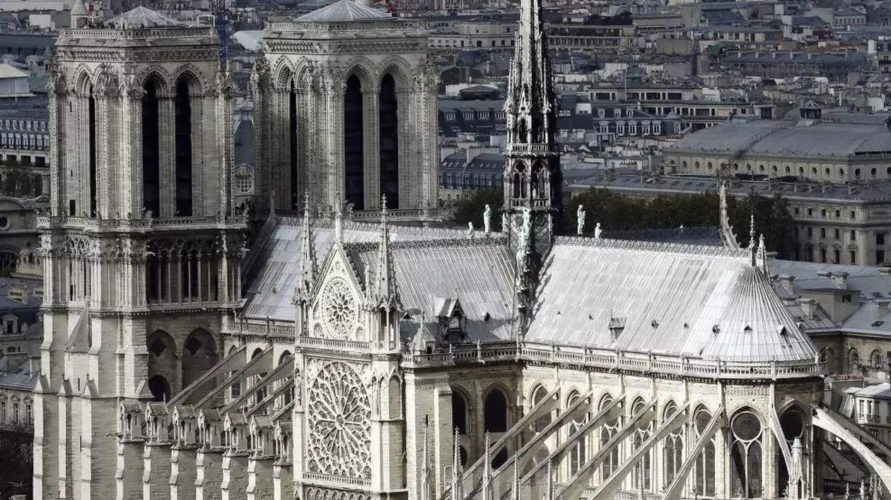 Istoricul Catedralei Notre-Dame din Paris. Construcția a început în 1163 și s-a încheiat după aproape 200 de ani