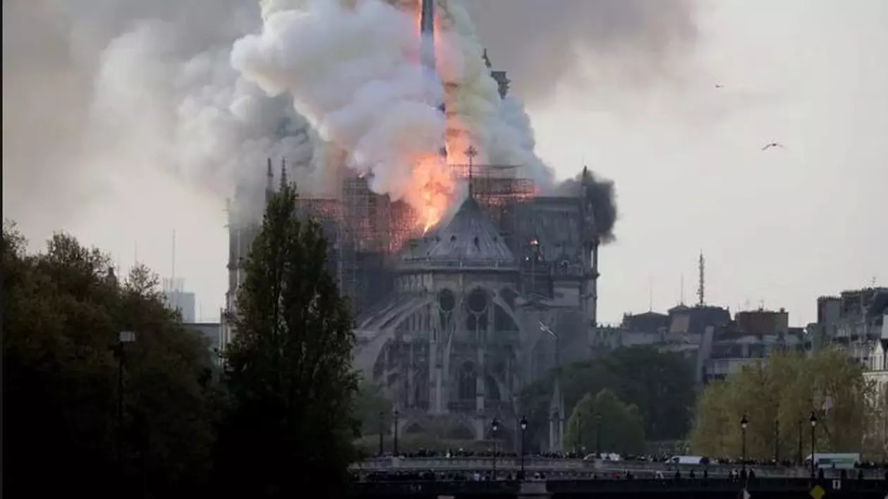 Mai mulți oameni de afaceri au promis că donează aproape un miliard de euro pentru reconstrucția catedralei Notre-Dame care a fost distrusă de un incendiu violent.